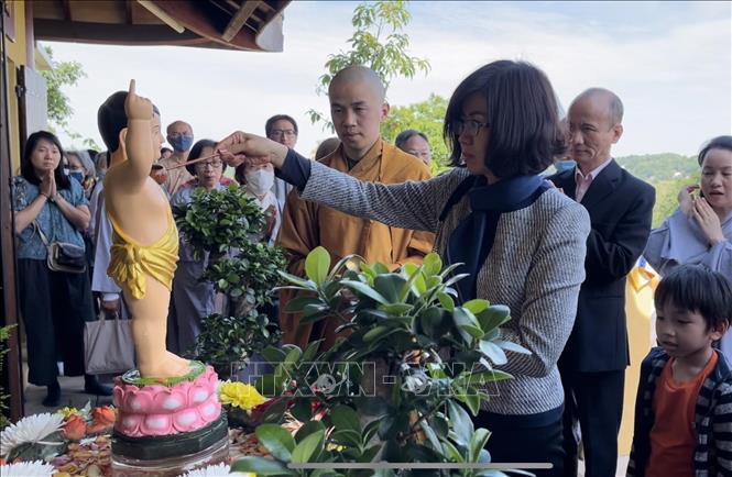 Đông đảo bà con kiều bào và tăng ni phật tử tham gia lễ tắm Phật. Ảnh: Thu Hà - P/v TTXVN tại Pháp