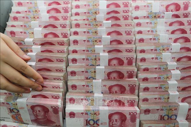 Trong ảnh: Đồng NDT tại ngân hàng ở Giang Tô, Trung Quốc. Ảnh: AFP/TTXVN