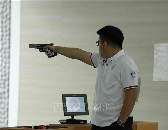VĐV Kham Haeng Rau (Thái Lan) thi đấu nội dung súng ngắn bắn nhanh nam 25m. Ảnh: Vũ Sinh - TTXVN  