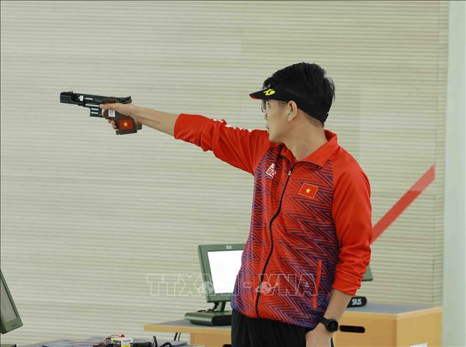 VĐV Phan Xuân Chuyên (Việt Nam) thi đấu nội dung súng ngắn bắn nhanh nam 25m. Ảnh: Vũ Sinh - TTXVN