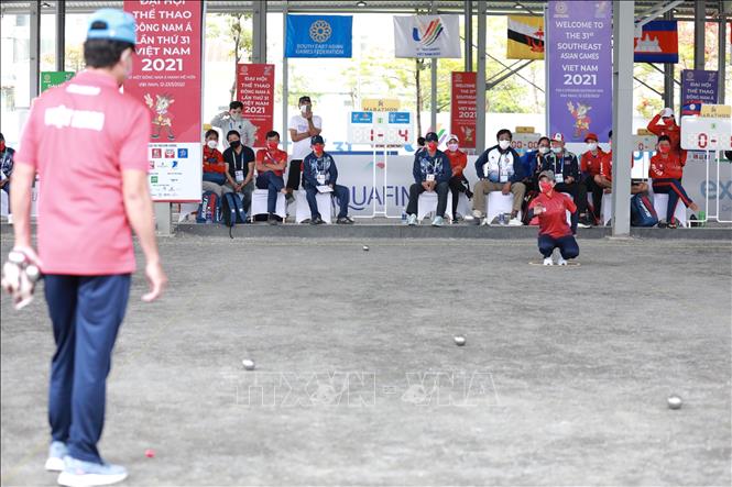 VĐV Thạch Pha Nara và Nguyễn Văn Quang (Việt Nam, áo đỏ) thi đấu vòng loại nội dung đôi nam nữ. Ảnh: Hoàng Hiếu - TTXVN  