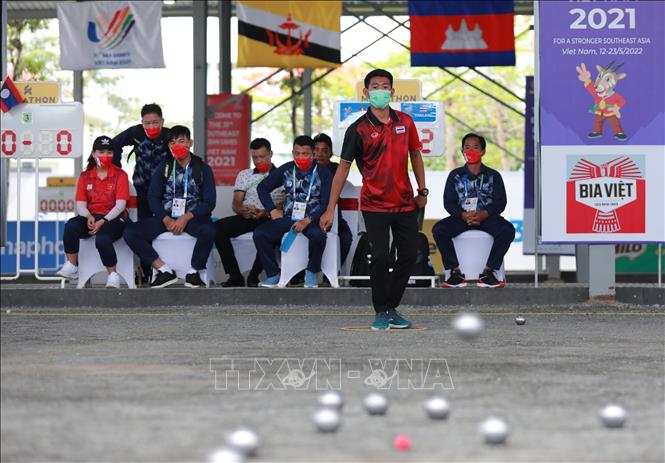 VĐV Sunitra phuangyoo và Phongsakron Ainpu (Thái Lan, áo đỏ đen) thi đấu vòng loại đôi nam nữ. Ảnh: Hoàng Hiếu - TTXVN 