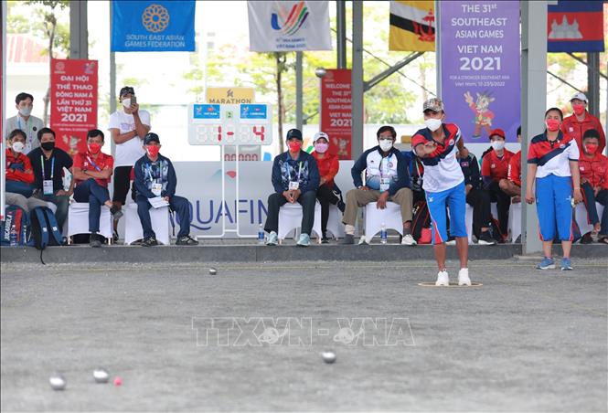 VĐV Chantha Vorng, Vong Sin (Campuchia) thi đấu vòng loại nội dung đôi nam nữ. Ảnh: Hoàng Hiếu - TTXVN 