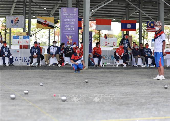 VĐV Chantha Vorng, Vong Sin (Campuchia) thi đấu vòng loại nội dung đôi nam nữ. Ảnh: Hoàng Hiếu - TTXVN 