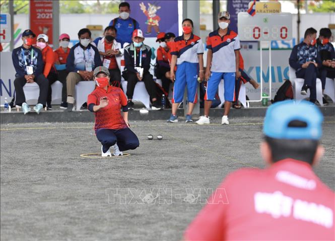 VĐV Thạch Pha Nara và Nguyễn Văn Quang (Việt Nam, áo đỏ) thi đấu vòng loại nội dung đôi nam nữ. Ảnh: Hoàng Hiếu - TTXVN  