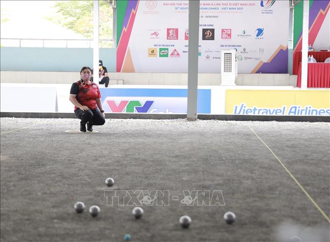 VĐV đội Thái Lan (áo đỏ, đen) thi đấu vòng loại với đội Malaysia nội dung bộ 3 kết hợp 2 nữ 1 nam. Ảnh: Hoàng Hiếu - TTXVN 