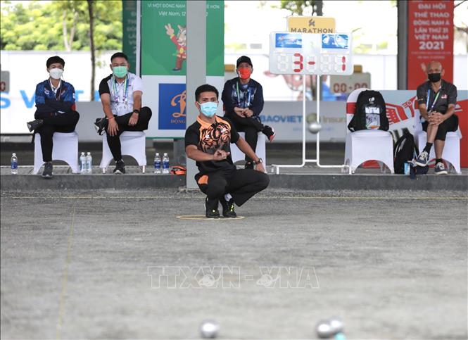 VĐV đội Malaysia (áo đen, da cam) thi đấu trong trận vòng loại với đội Thái Lan. Ảnh: Hoàng Hiếu - TTXVN  