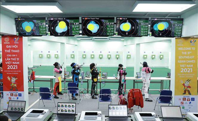 Vietnamese shooter Phi Thi Thao (middle) with her competitors in the 10m Air Rifle Women event. VNA Photo: Vũ Sinh