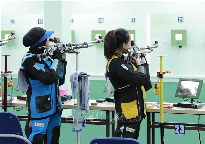 Philippines' shooter Basilad (R) and Mohd FadzinIn of Malaysia in the 10m Air Rifle Women event. VNA Photo: Vũ Sinh