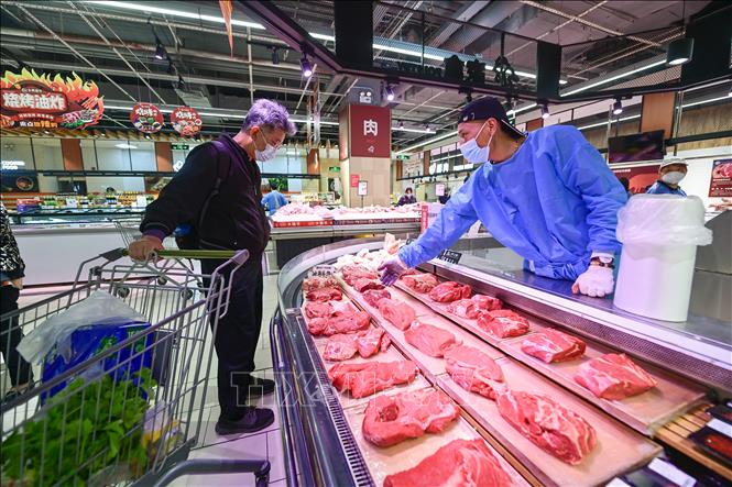 Trong ảnh: Người dân đeo khẩu trang phòng dịch COVID-19 tại siêu thị ở Thượng Hải, Trung Quốc, ngày 10/5/2022. Ảnh: THX/ TTXVN