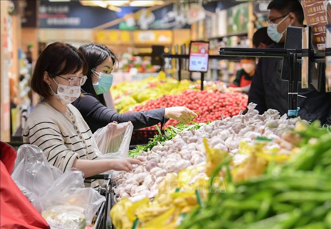 Trong ảnh: Người dân đeo khẩu trang phòng dịch COVID-19 tại siêu thị ở Thượng Hải, Trung Quốc, ngày 10/5/2022. Ảnh: THX/ TTXVN