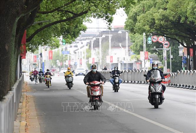 Trong ảnh: Người dân đeo khẩu trang phòng dịch COVID-19 tại Thượng Hải, Trung Quốc, ngày 10/5/2022. Ảnh: THX/ TTXVN