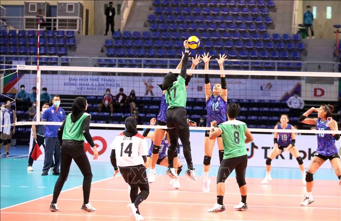 VĐV Fadhilah đội Indonesia bỏ nhỏ bóng qua tay với của VĐV Thái Lan. Ảnh: Anh Tuấn – TTXVN