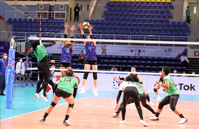 Các VĐV Thái Lan chắn bóng tốt. Ảnh: Anh Tuấn – TTXVN