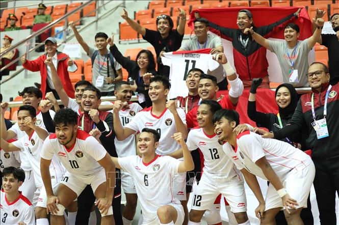 Cầu thủ Indonesia vui mừng với chiến thắng của đội. Ảnh: Thanh Tùng - TTXVN