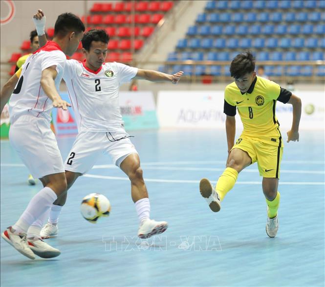 Các pha sút bóng về phía khung thành đội Indonesia của cầu thủ Malaysia đều không thành bàn thắng. Ảnh: Thanh Tùng - TTXVN