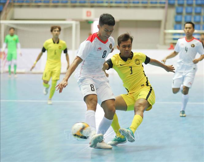 Các pha sút bóng về phía khung thành đội Indonesia của cầu thủ Malaysia đều không thành bàn thắng. Ảnh: Thanh Tùng - TTXVN