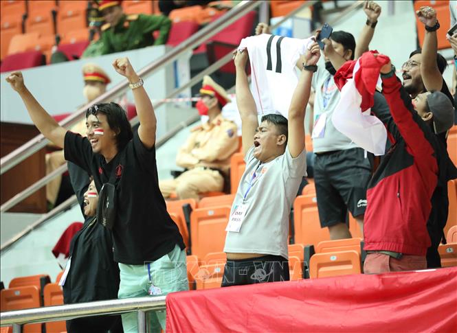 Cổ động viên Indonesia vui mừng với chiến thắng của đội nhà. Ảnh: Thanh Tùng - TTXVN