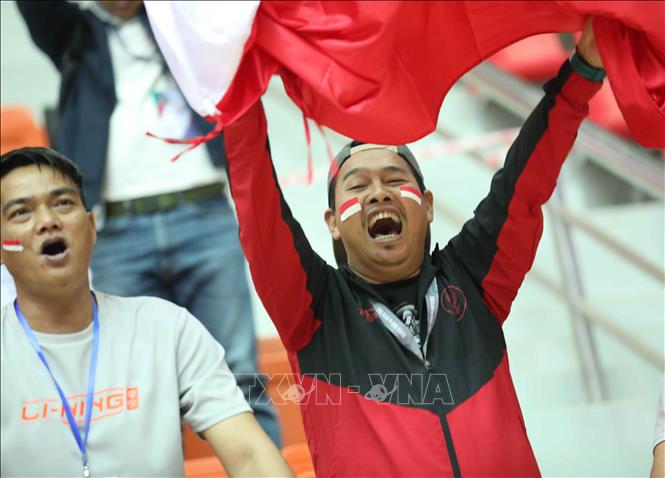 Cổ động viên Indonesia vui mừng với chiến thắng của đội nhà. Ảnh: Thanh Tùng - TTXVN