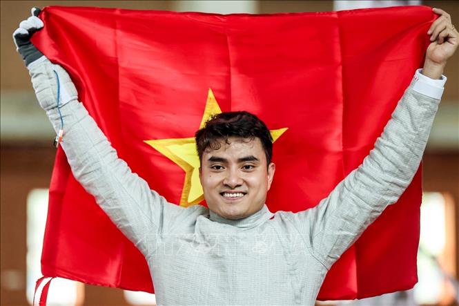 Vu Thanh An and his team brought the fourth gold medal for Vietnamese fencing. VNA Photo: Minh Sơn 