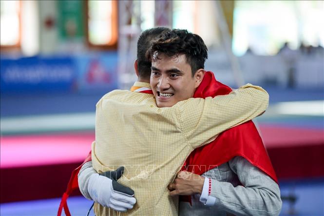 Vu Thanh An celebrates with his coach Pham Anh Tuan. VNA Photo: Minh Sơn 