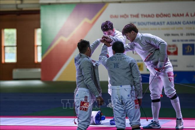 Vietnamese men’s sabre team celebrate their victory. VNA Photo: Minh Sơn 