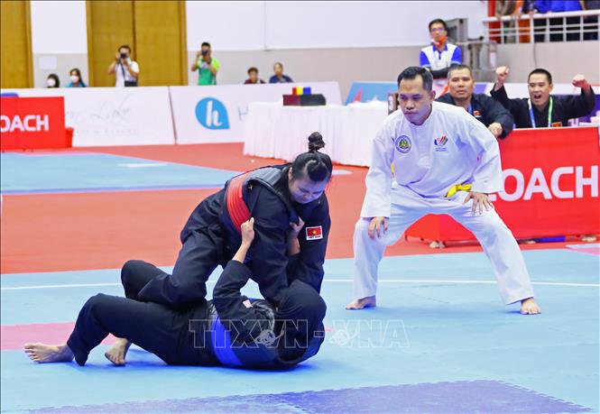 Athlete Quang Thi Thu Nghia won a gold medal in Pencak Silat tanding in her final match against Siti Rahmah Binti Mohamed Nasir (Malaysia) with the score 39 - 32. VNA Photo 