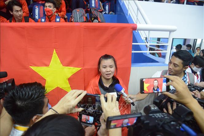 Athlete Quang Thi Thu Nghia talks to the press after winning the gold medal in women's 70-75kg class. VNA Photo 