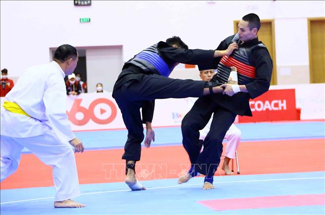 Athlete Tran Dinh Nam (Vietnam-red) won with a score of 42-14 against athlete Abdun Raazaq Bin Abdul Rashid (Singapore-blue) in the 70kg-75kg weight class. VNA Photo 