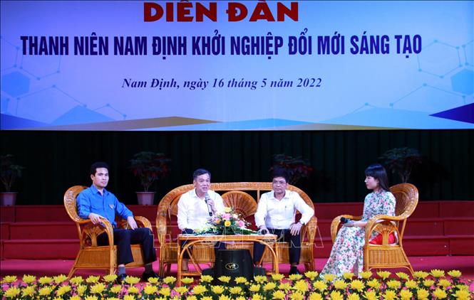 Trong ảnh: Phó Chủ tịch UBND tỉnh Nam Định Trần Lê Đoài (thứ hai, từ bên sang) chia sẻ về cơ chế, chính sách hỗ trợ thanh niên sáng tạo khởi nghiệp của tỉnh. Ảnh: Văn Đạt - TTXVN