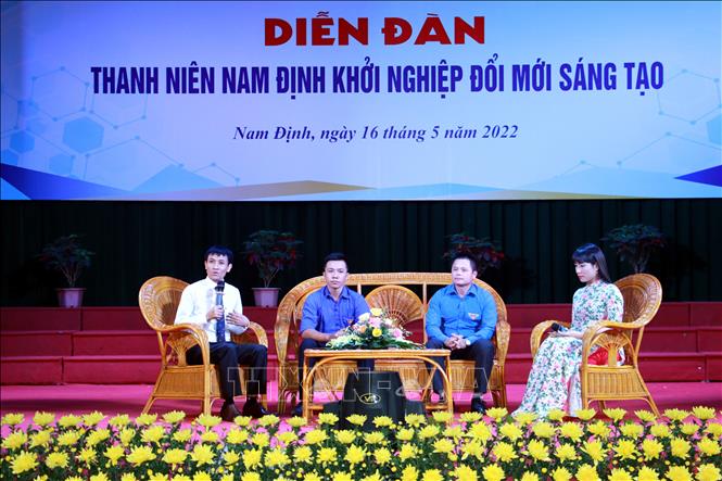 Trong ảnh: Tiễn sỹ Đinh Việt Hòa (trái), Chủ tịch sáng lập Hiệp hội khởi nghiệp quốc gia, chia sẻ về những kinh nghiệm khởi nghiệp dành cho thanh niên Nam Định. Ảnh: Văn Đạt - TTXVN