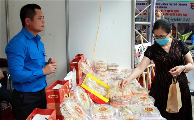 Trong ảnh: Giới thiệu sản phẩm yến sào Đinh Thuận của anh Đinh Văn Thuận, đoàn viên thanh niên xã Hải Đông, huyện Hải Hậu, tỉnh Nam Định. Ảnh: Văn Đạt - TTXVN