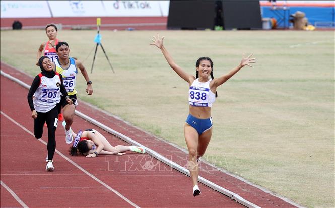 VĐV Khuất Phương Anh vui mừng sau khi biết mình đoạt HCV nội dung chạy 800m nữ. Ảnh: Quốc Khánh - TTXVN