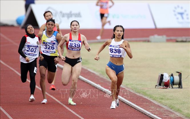 VĐV Khuất Phương Anh bứt phá về đích nội dung chạy 800m nữ. Ảnh: Quốc Khánh - TTXVN