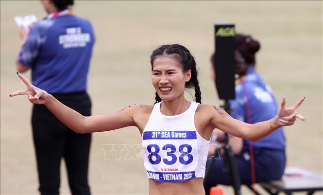 VĐV Khuất Phương Anh vui mừng sau khi về đích, đoạt HCV nội dung chạy 800m nữ. Ảnh: Quốc Khánh - TTXVN