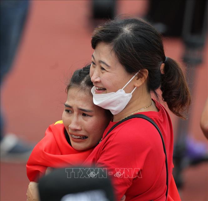 VĐV Khuất Phương Anh ăn mừng cùng mẹ sau khi về đích, đoạt HCV nội dung chạy 800m nữ. Ảnh: Quốc Khánh - TTXVN
