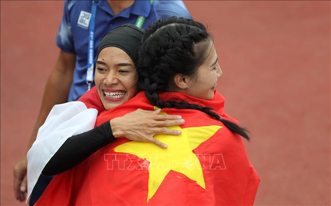 VĐV nước ngoài chúc mừng Khuất Phương Anh sau khi về đích nội dung chạy 800m nữ. Ảnh: Quốc Khánh - TTXVN