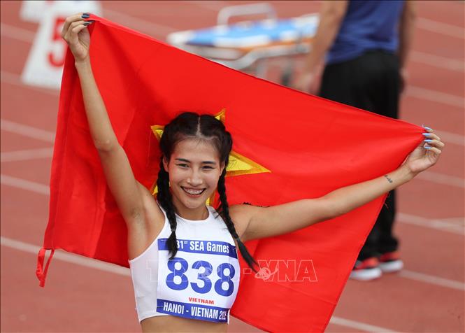 VĐV Khuất Phương Anh vui mừng sau khi đoạt HCV nội dung chạy 800m nữ. Ảnh: Quốc Khánh - TTXVN