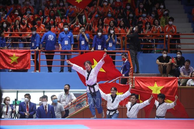 Athlete Chau Tuyet Van and teammates Hua Van Huy, Nguyen Ngoc Minh Hy, Tran Dang Khoa, and Nguyen Thi Le Kim celebrate when they won the first gold for Vietnam in Taekwondo. The team competes in Freestyle Poomsae event, mixed team category. VNA Photo 