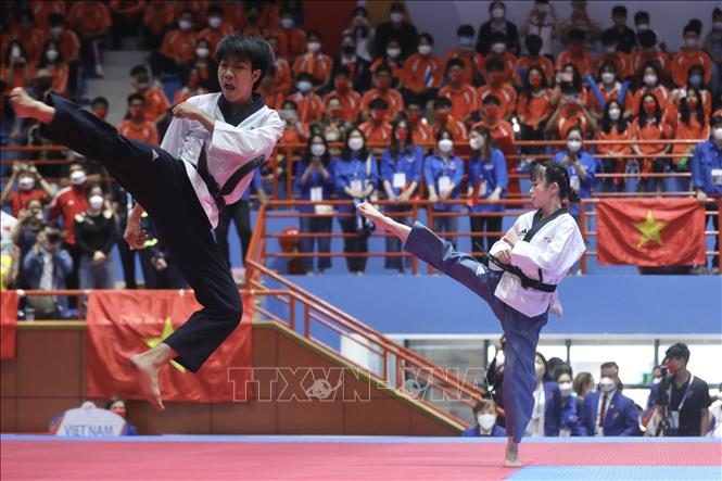 Five Vietnamese athletes, including: Hua Van Huy, Nguyen Ngoc Minh Hy, Tran Dang Khoa, Chau Tuyet Van, and Nguyen Thi Le Kim won gold in Freestyle Poomsae event, mixed team category. VNA Photo 