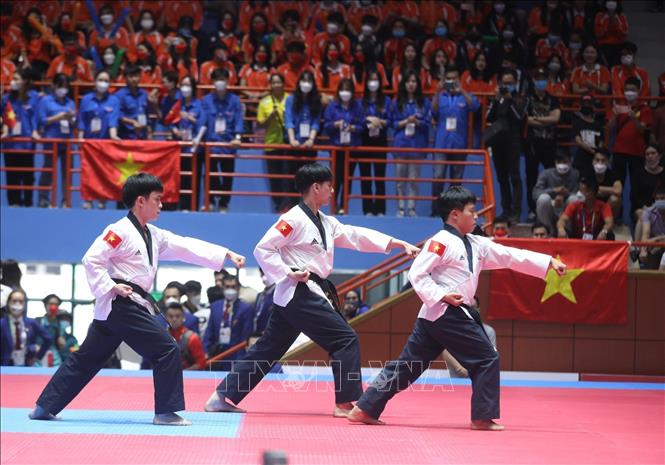 Vietnam men’s team won in the Taekwondo’s Standard Poomsae event with an average score of 7.782. VNA Photo 