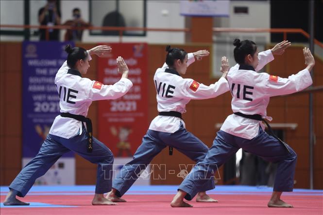 Athletes Nguyen Thi Kim Ha, Ngo Thi Thuy Dung and Nguyen Thi Hong Trang won against Thai, Malaysian and Lao opponents to grab the gold medal in Taekwondo’s standard poomsae event, women’s team category. VNA Photo 