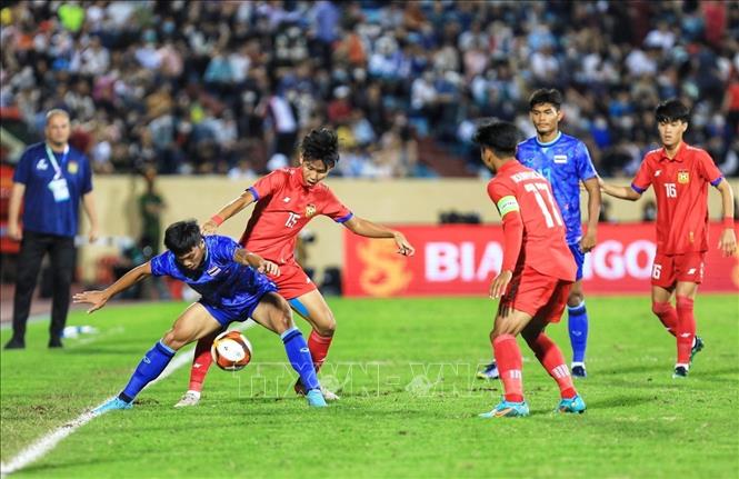 Tiền vệ Damoth (15, U23 Lào) cố gắng lấy bóng từ cầu thủ U23 Thái Lan. Ảnh: Tuấn Anh - TTXVN