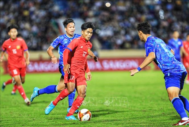 Đội trưởng U23 Lào Bounphachan (số 17) dẫn bóng trước cầu thủ U23 Thái Lan. Ảnh: Tuấn Anh - TTXVN