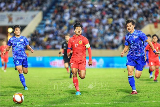 Đội trưởngU23 Lào Bounphachan (số 17) đua tốc độ với cầu thủ U23 Thái Lan. Ảnh: Tuấn Anh - TTXVN