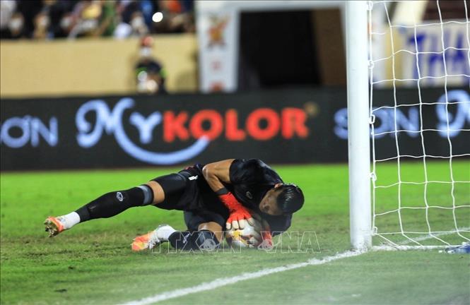 Thủ môn U23 Thái Lan Kawin Thamsat Chanan bắt gọn bóng sau cú sút của cầu thủ U23 Lào. Ảnh: Tuấn Anh - TTXVN