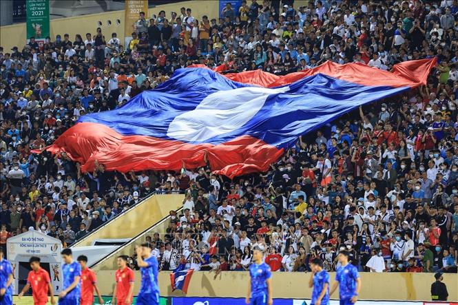 Lá đại kỳ CHDCND Lào trên khán đài sân vận động Thiên Trường. Ảnh: Tuấn Anh - TTXVN