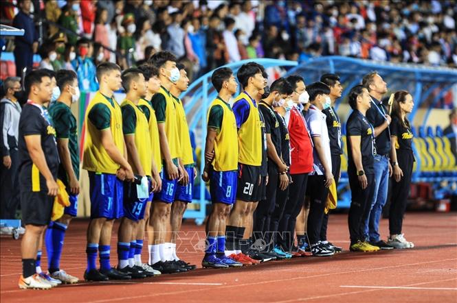 Ban huấn luyện đội tuyển U23 Thái Lan và các cầu thủ làm lễ chào cờ. Ảnh: Tuấn Anh - TTXVN
