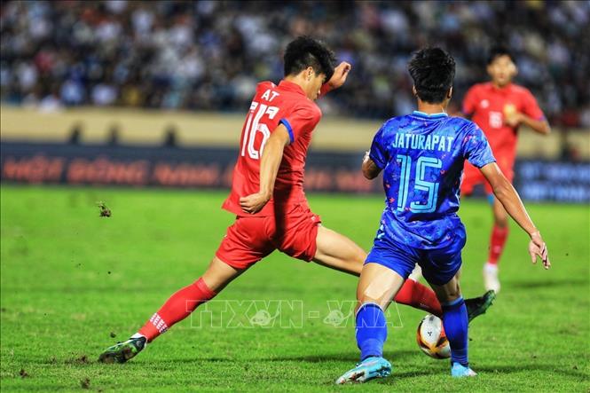 Pha tranh bóng của At (16, U23 Lào) và Jaturapat (15, U23 Thái Lan). Ảnh: Tuấn Anh - TTXVN
