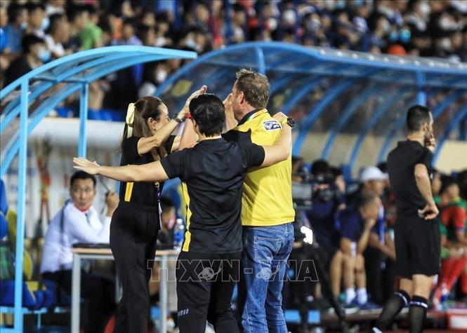 Ban huấn luyện đội tuyển U23 Thái Lan vui mừng khi có bàn thắng mở tỷ số. Ảnh: Tuấn Anh - TTXVN